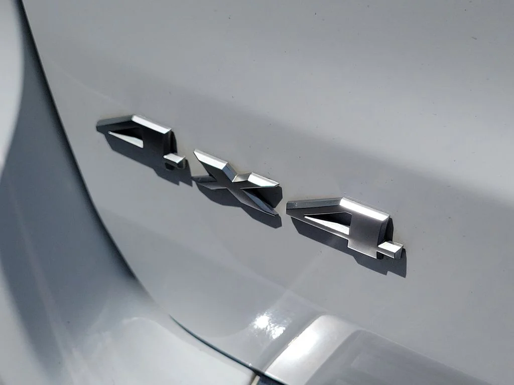 Used 2017 White Jeep Summit image 8