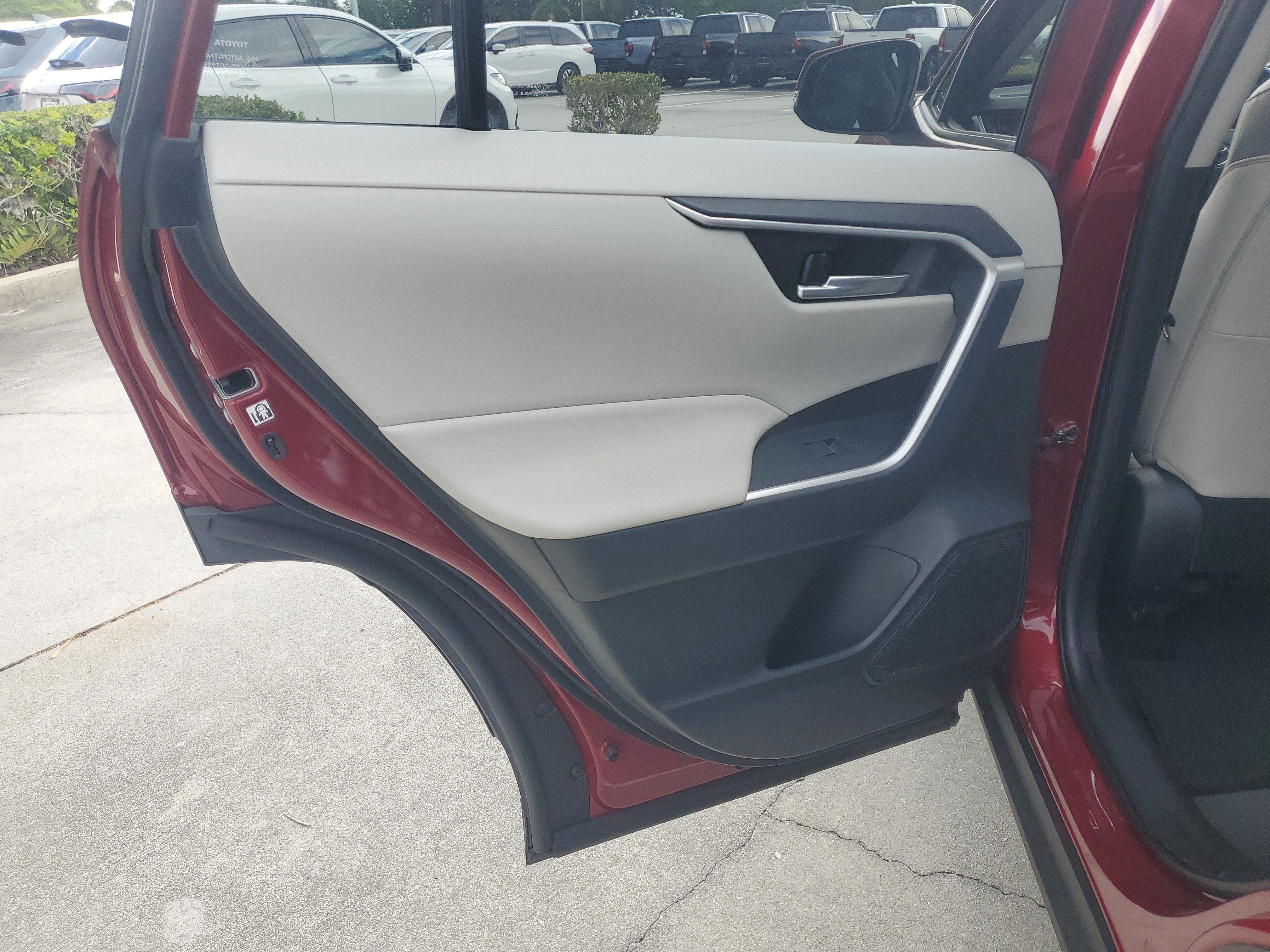 Used 2019 Pearl Toyota XLE Premium image 15