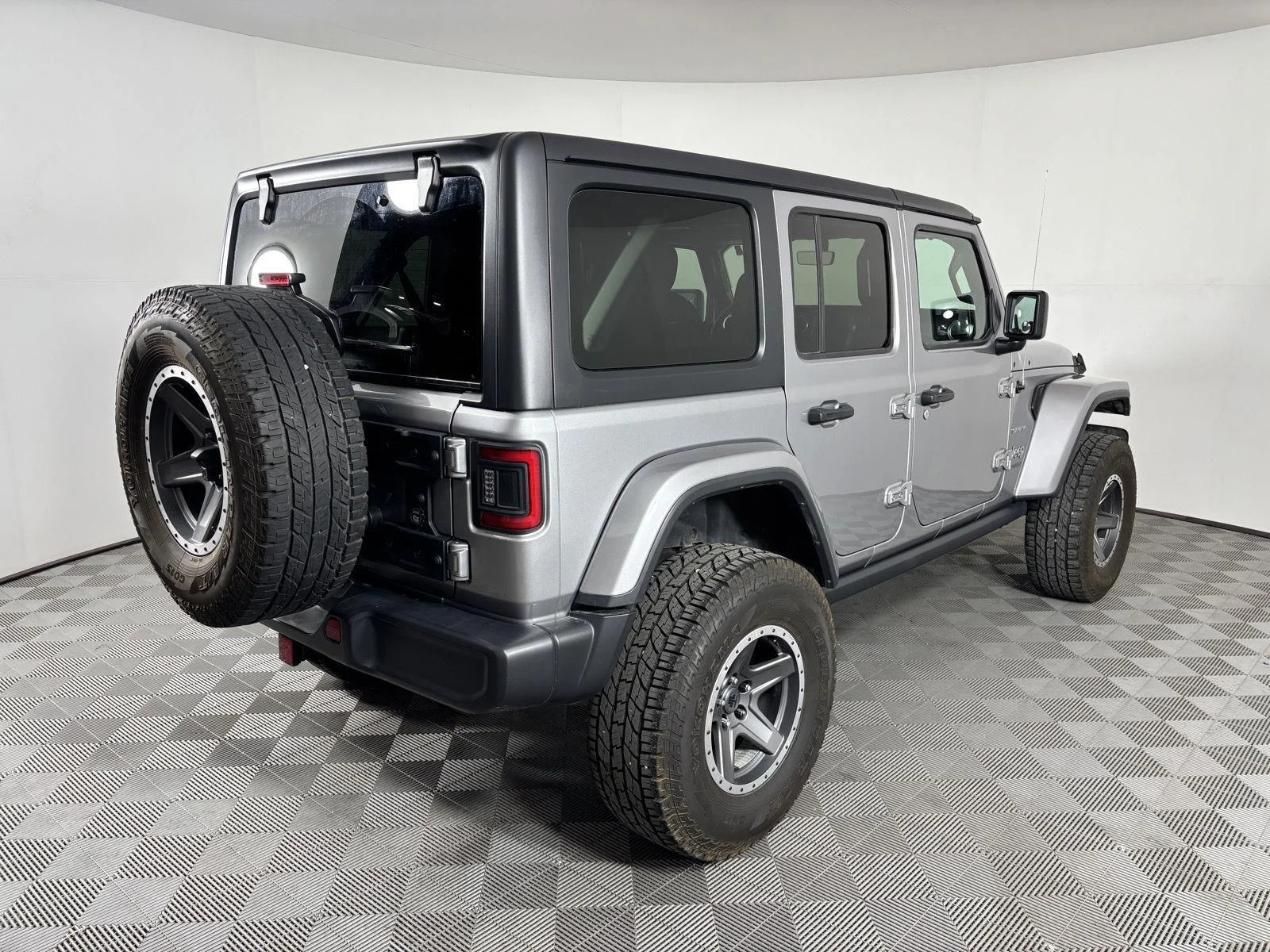 Used 2020 Billet Silver Metallic Jeep Sahara image 6