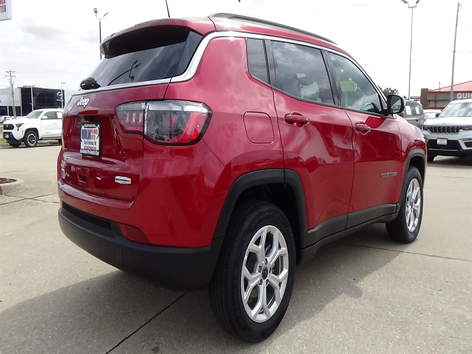 Certified Used 2025 Red Hot Pearl Coat (pr6) Jeep Latitude image 6