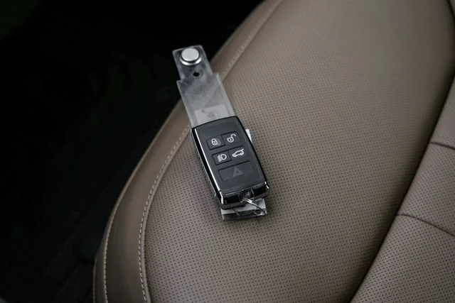 New 2026  Land Rover SE image 70