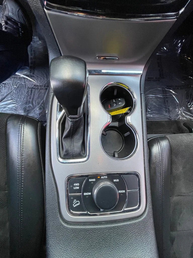 Used 2022 White Jeep Laredo X image 19