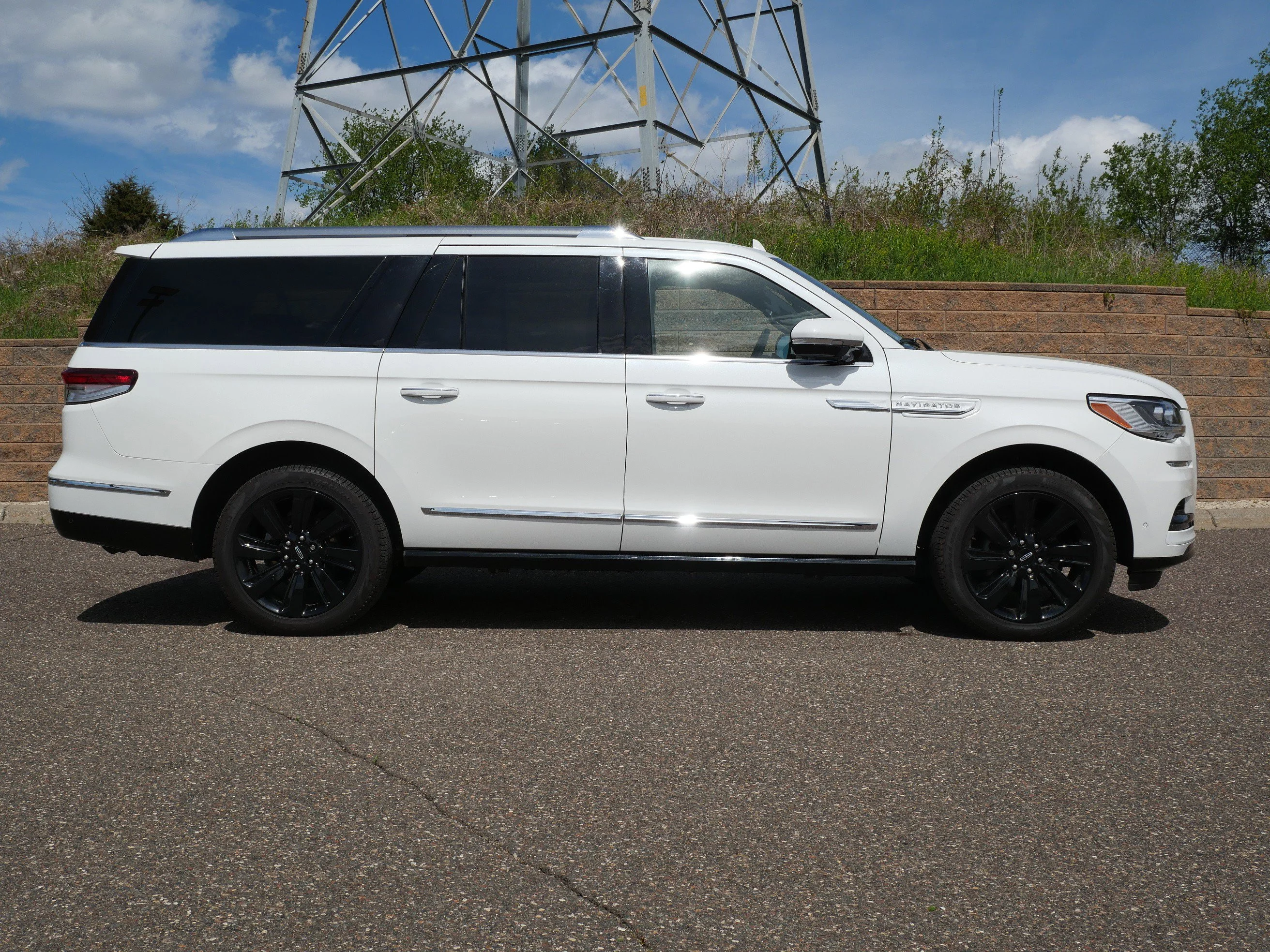 Used 2024 Pristine White Lincoln Reserve image 7
