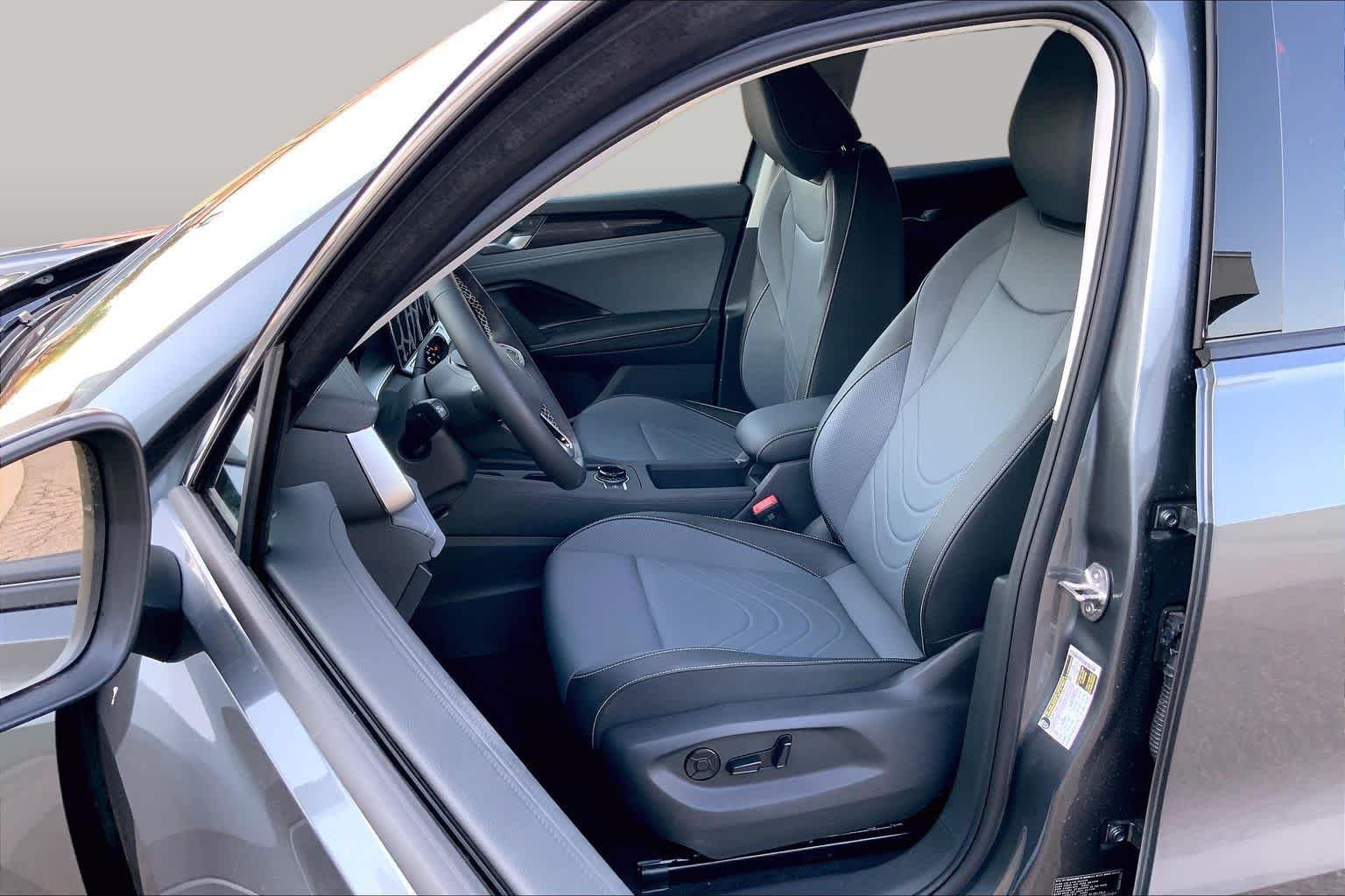 New 2026 Platinum Gray M Volkswagen SE image 9