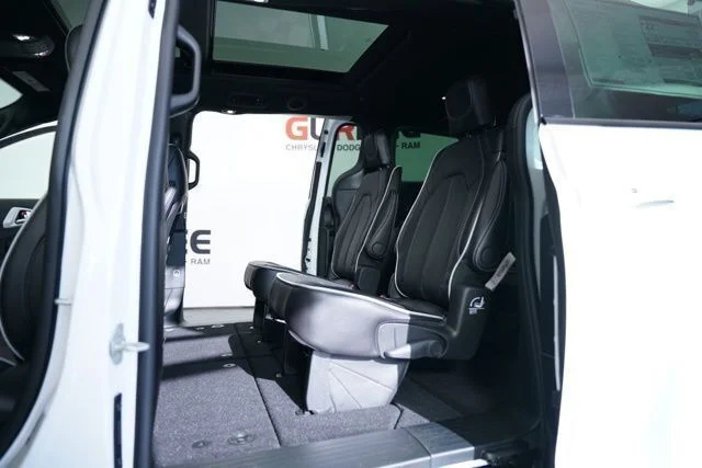 New 2026 Bright White Clear-Coat Exterior Paint Chrysler Limited image 26