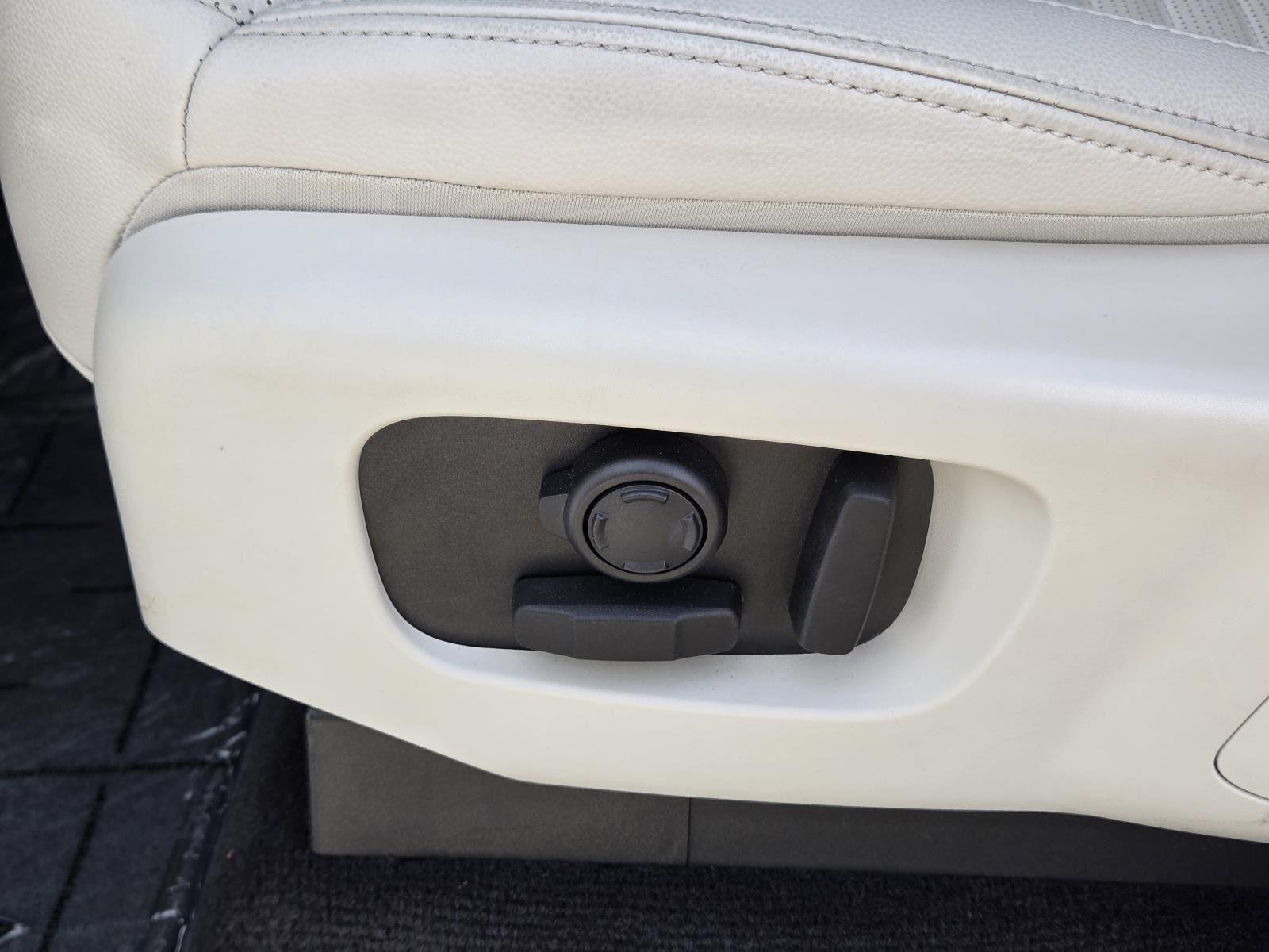 Used 2025 Fuji White Land Rover S image 27
