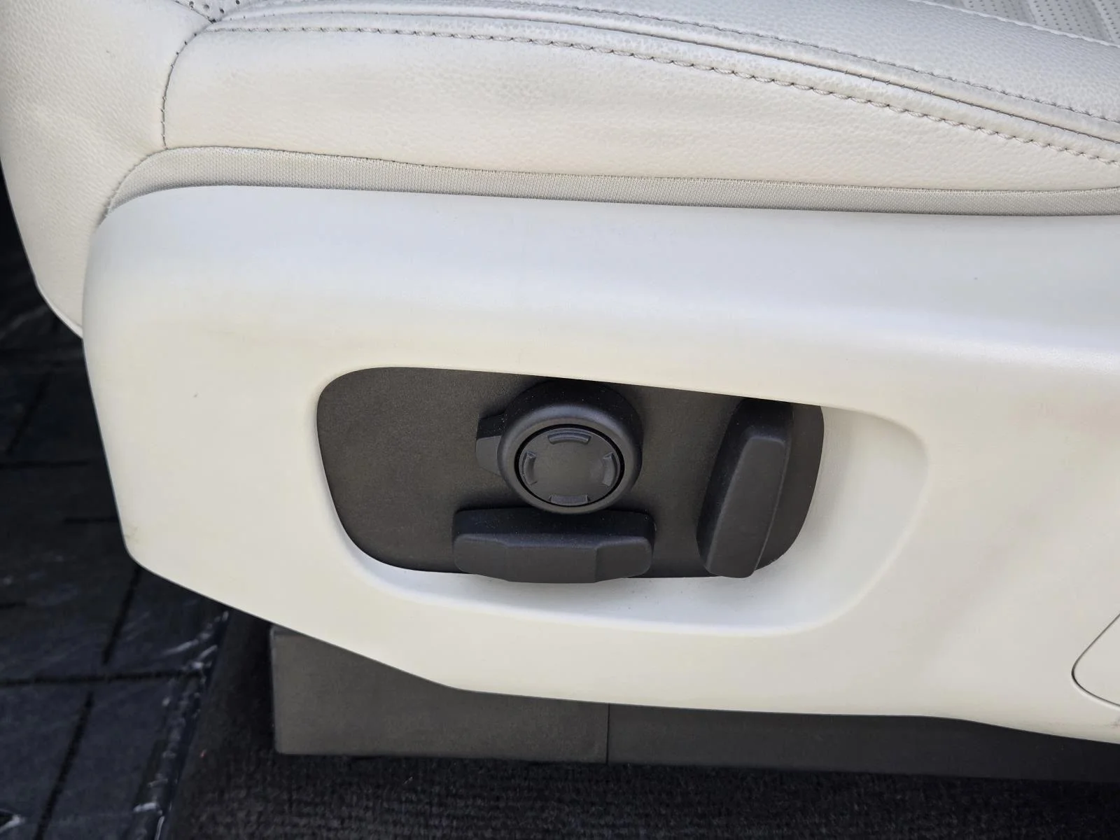 Certified Used 2025 Fuji White Land Rover S image 27