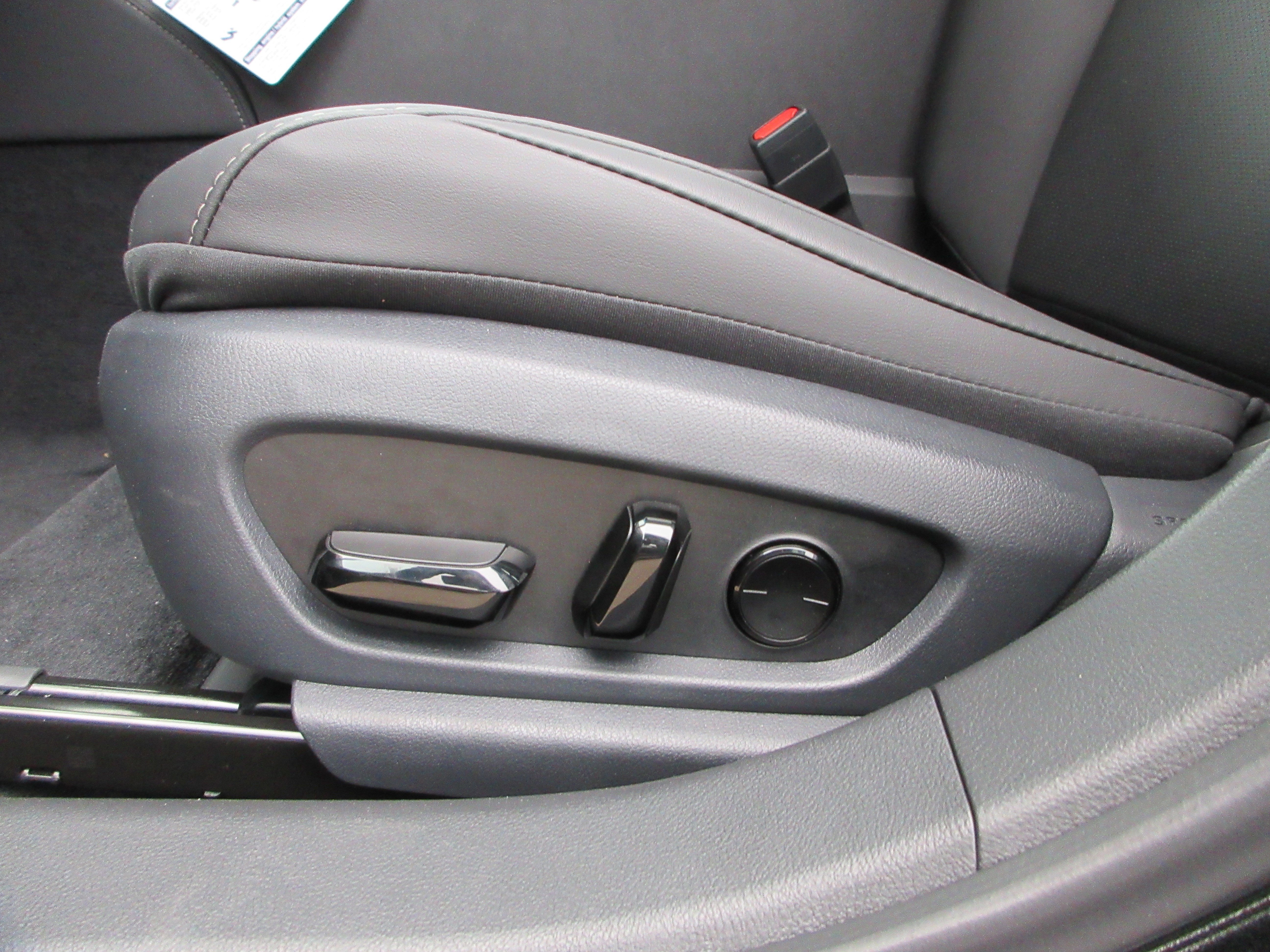 2025 Lexus ES 350 - Photo 30