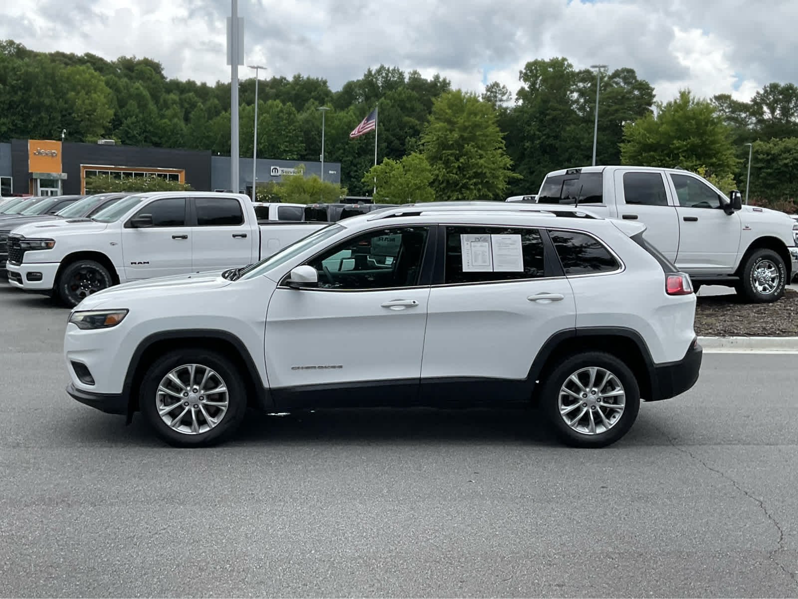 Used 2019 Bright White Clearcoat Jeep Latitude image 8