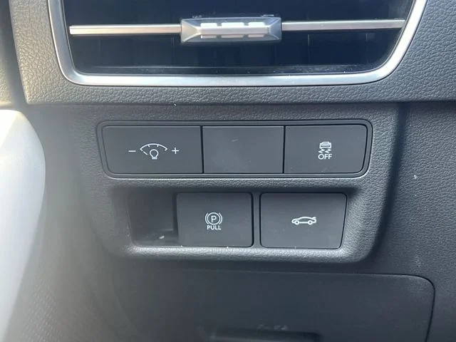 Used 2025 Silver Hyundai SEL image 29