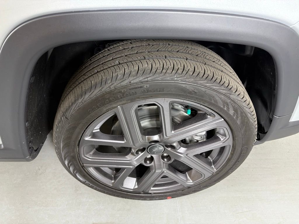 New 2026 Silver Zynith Metallic Clearcoat Jeep Latitude image 11