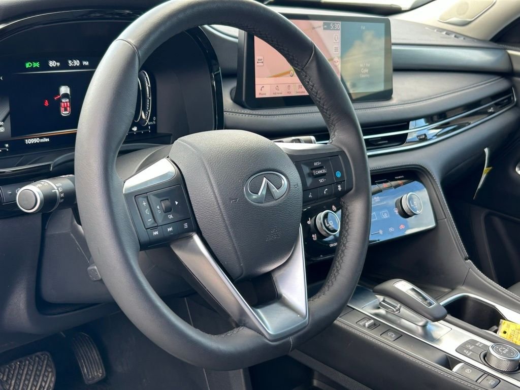 Used 2025 White INFINITI LUXE image 64