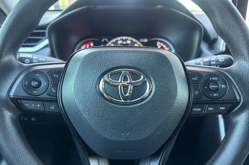 Used 2023 Ice Toyota XLE image 27