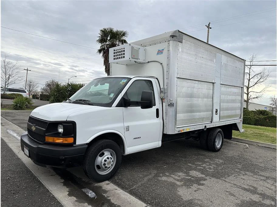 Used 2015 Summit White Chevrolet Cutaway Van 2D image 9