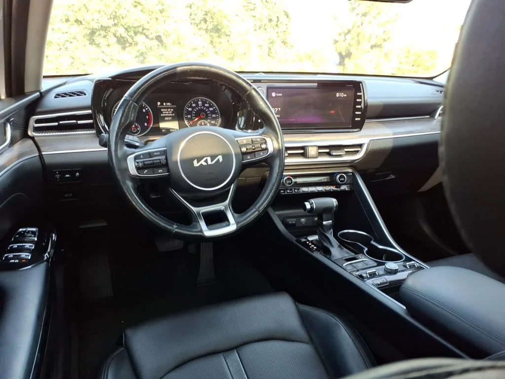 Used 2022 White Pearl Kia EX image 9