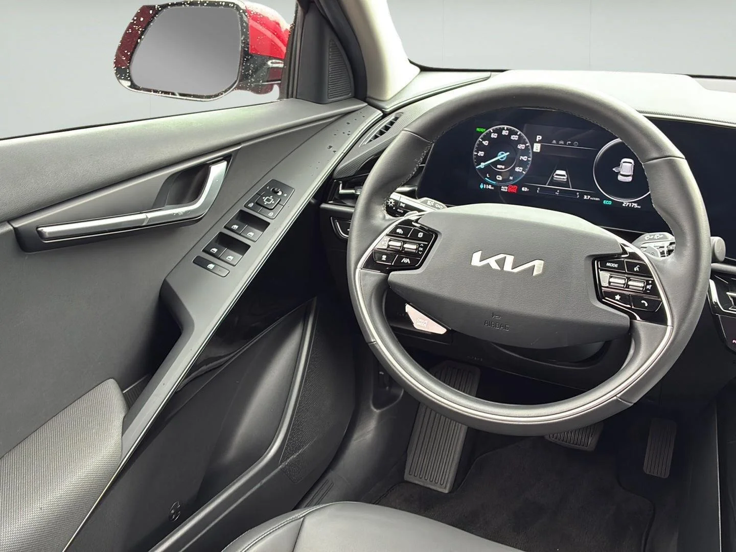 Used 2023 Runway Red Kia Wind image 28