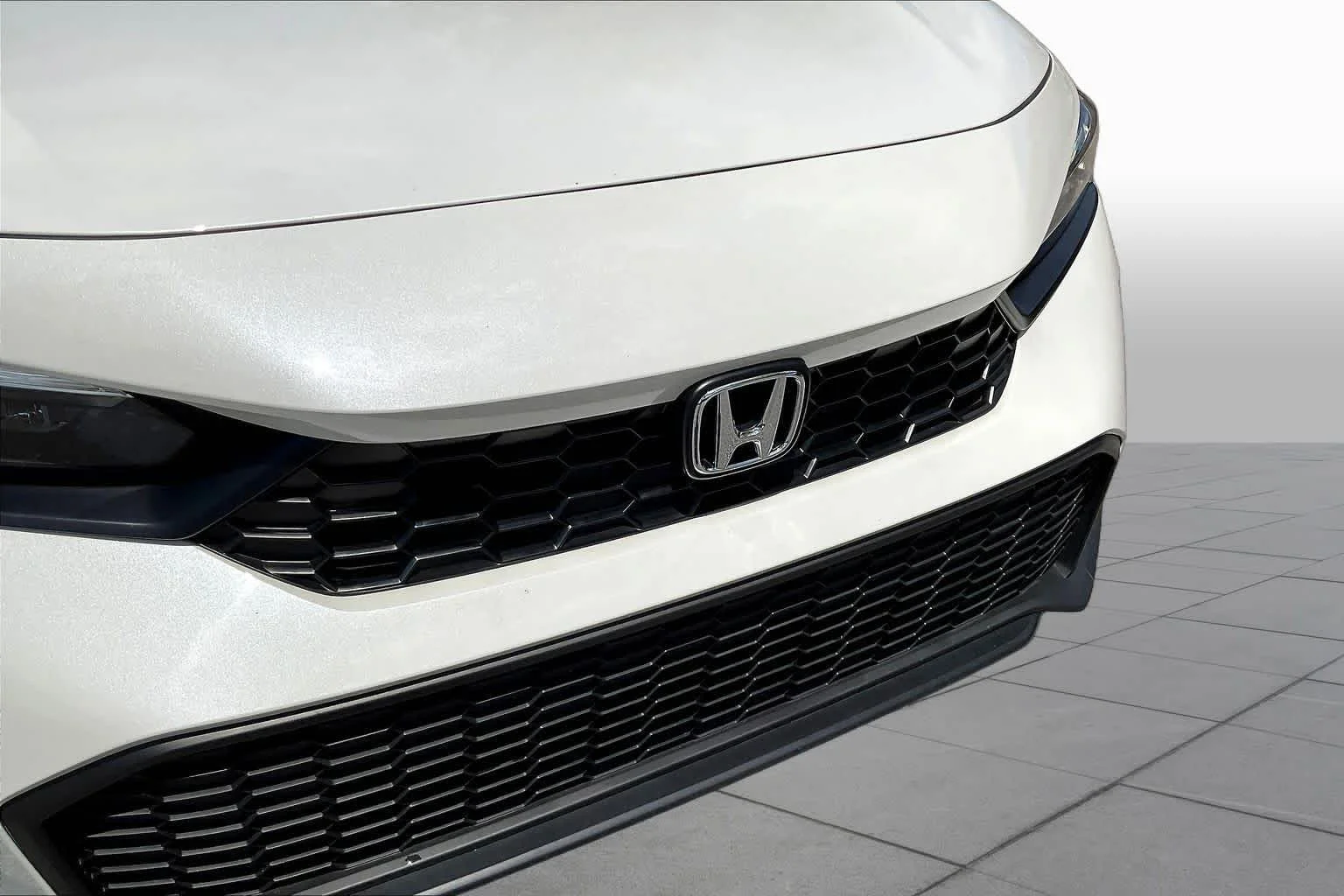 Used 2025 Platinum White Pearl Honda LX image 29