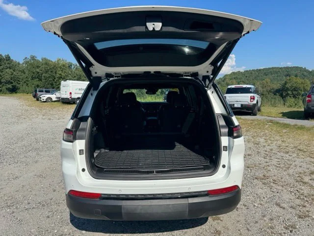 Used 2022 White Jeep Altitude image 7