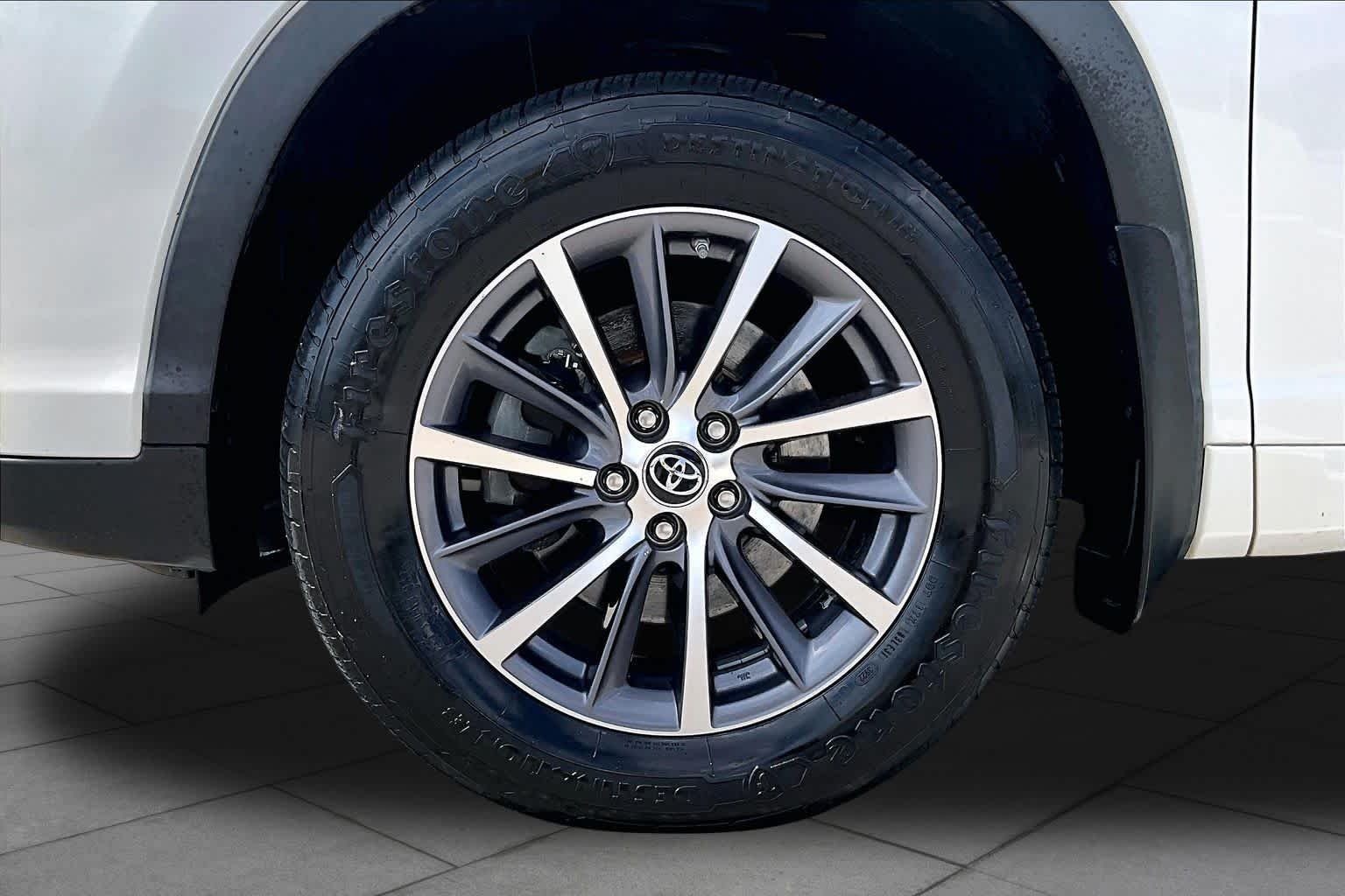 Used 2018 Blizzard Pearl Toyota XLE image 11