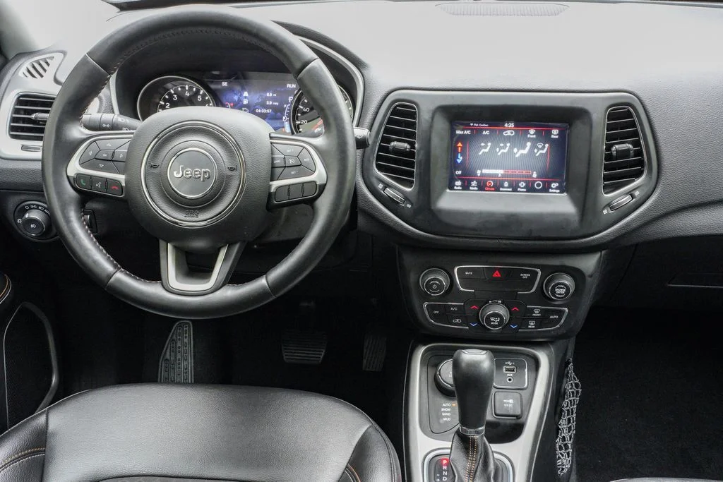 Used 2020 White Jeep Latitude image 18