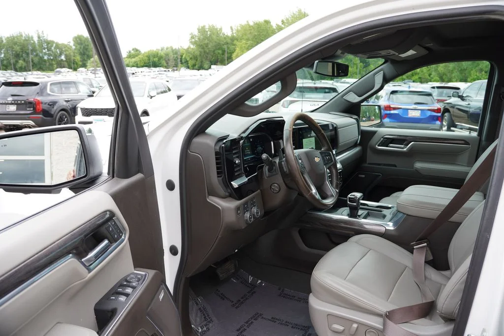 Used 2023 Iridescent Pearl Tricoat Chevrolet LTZ image 15