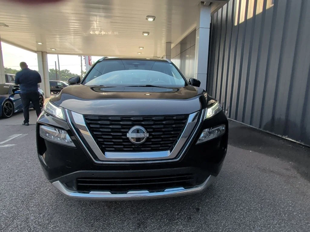 Used 2023 Black Nissan Platinum image 2