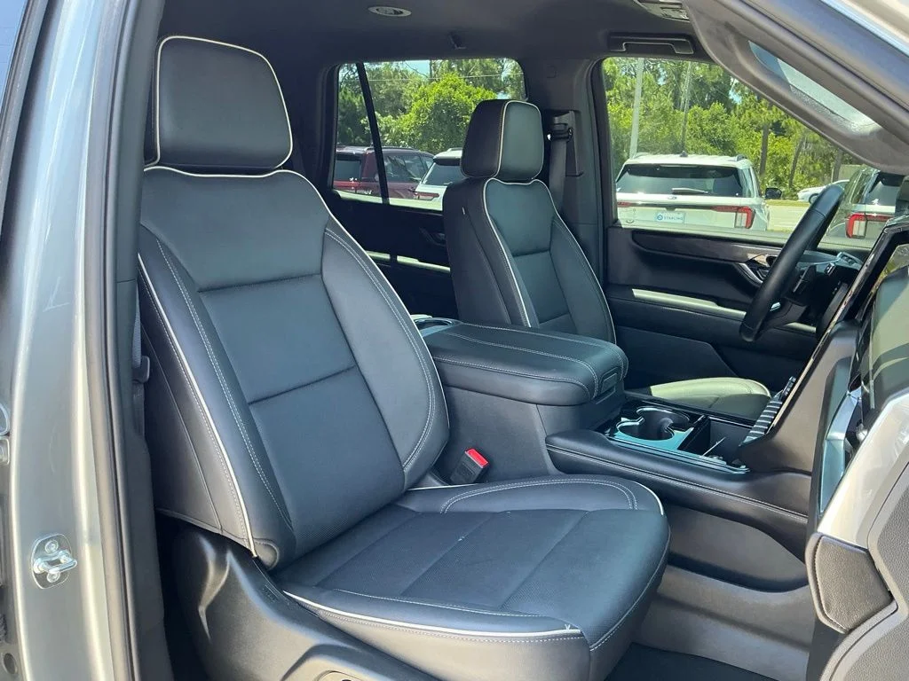 Used 2025 Silver GMC Elevation image 22