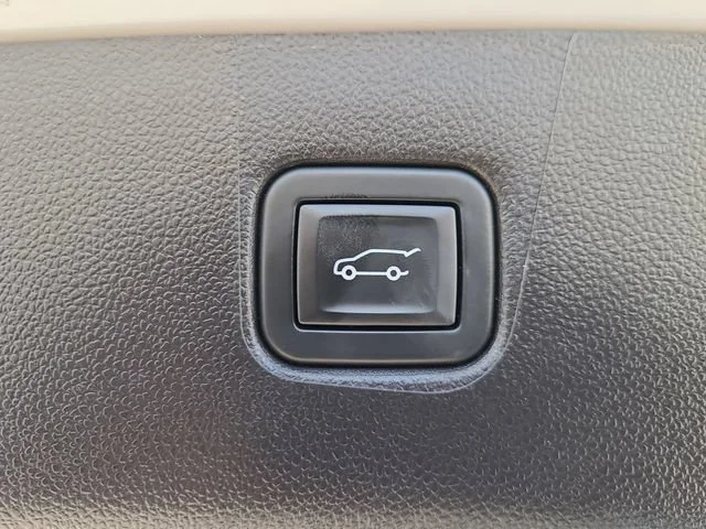 Used 2024 Iridescent Pearl Tricoat Chevrolet Premier image 8