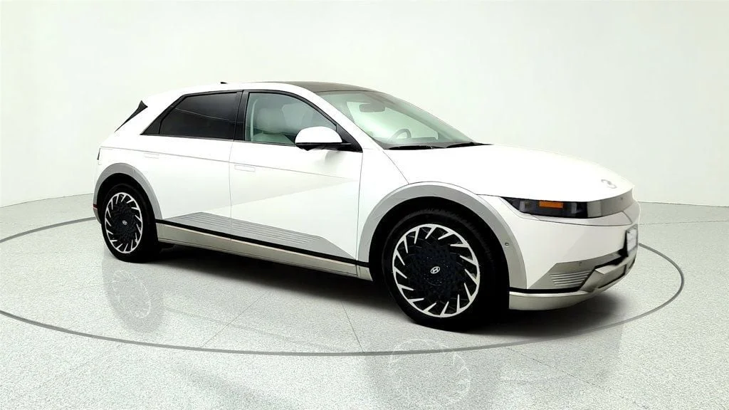 Used 2024 Atlas White Hyundai Limited AWD image 3