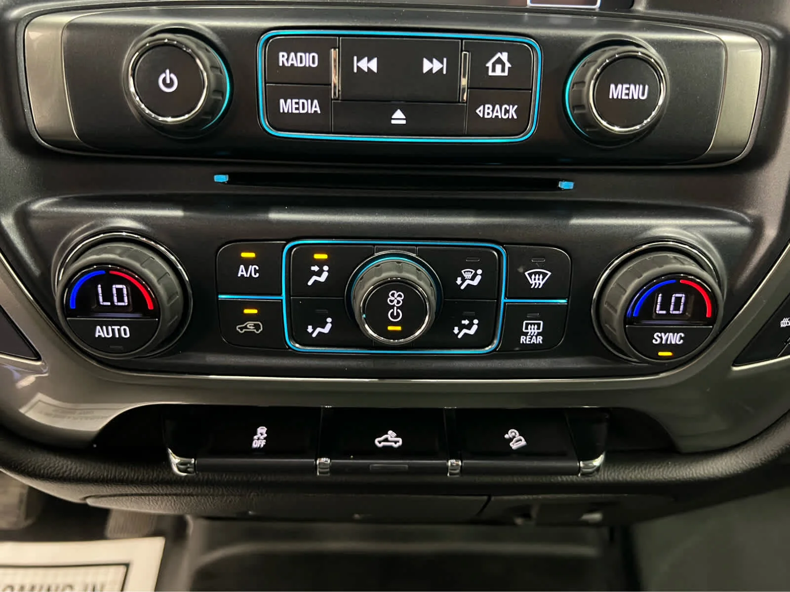 Used 2018 Silver Ice Metallic Chevrolet LT image 23