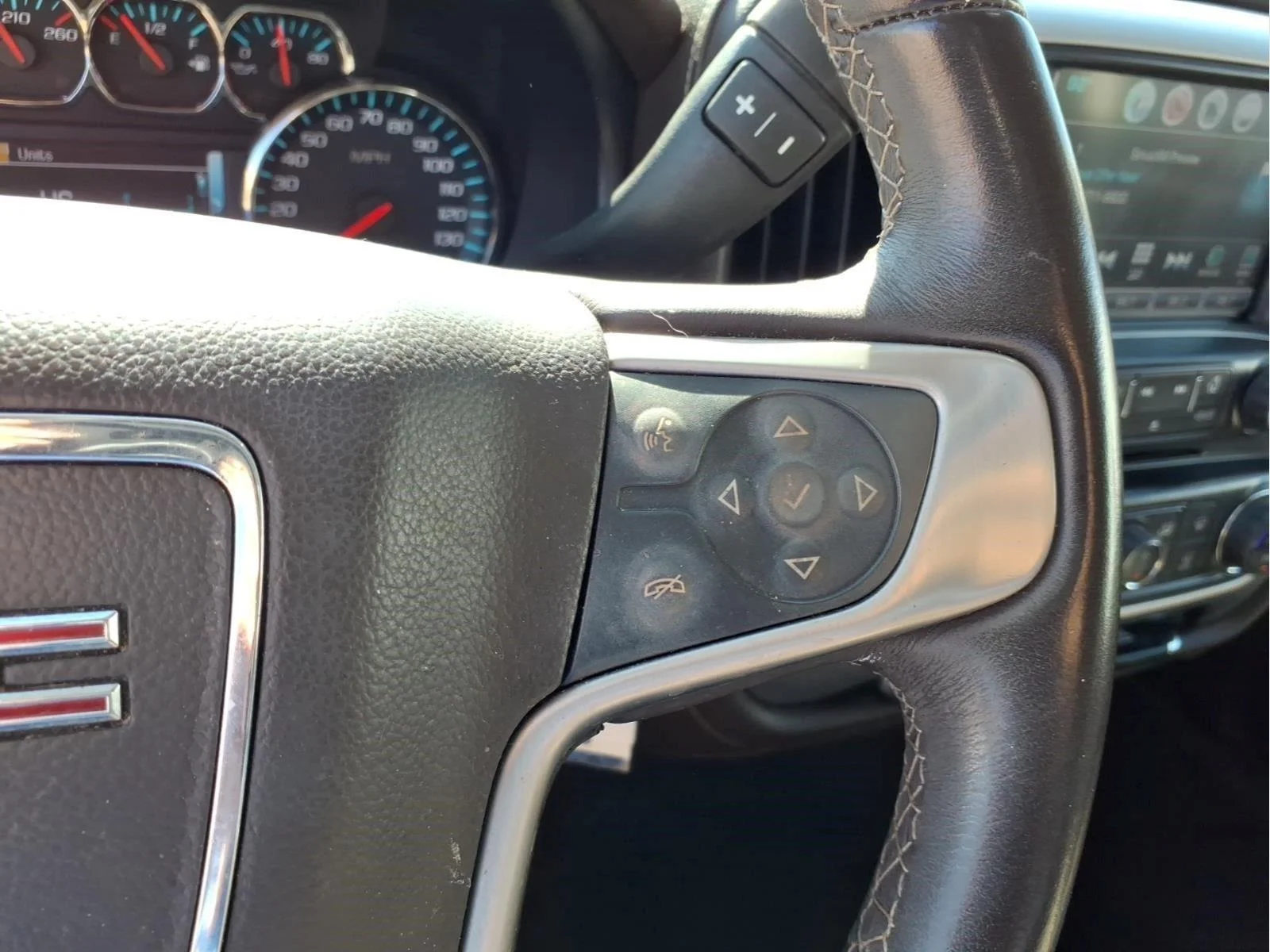 Used 2017 White Frost Tricoat GMC SLT image 19