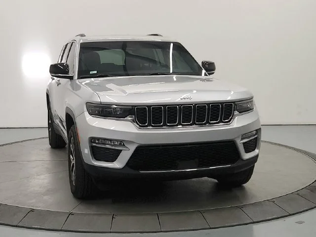 Used 2025 Silver Zynith Jeep Limited image 3