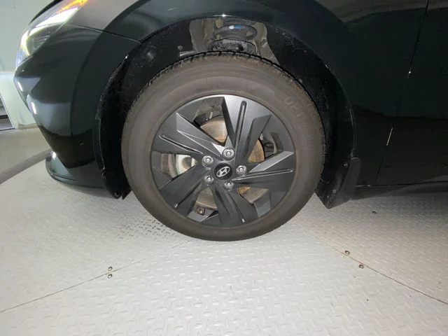 Used 2023 Black Hyundai SEL image 10