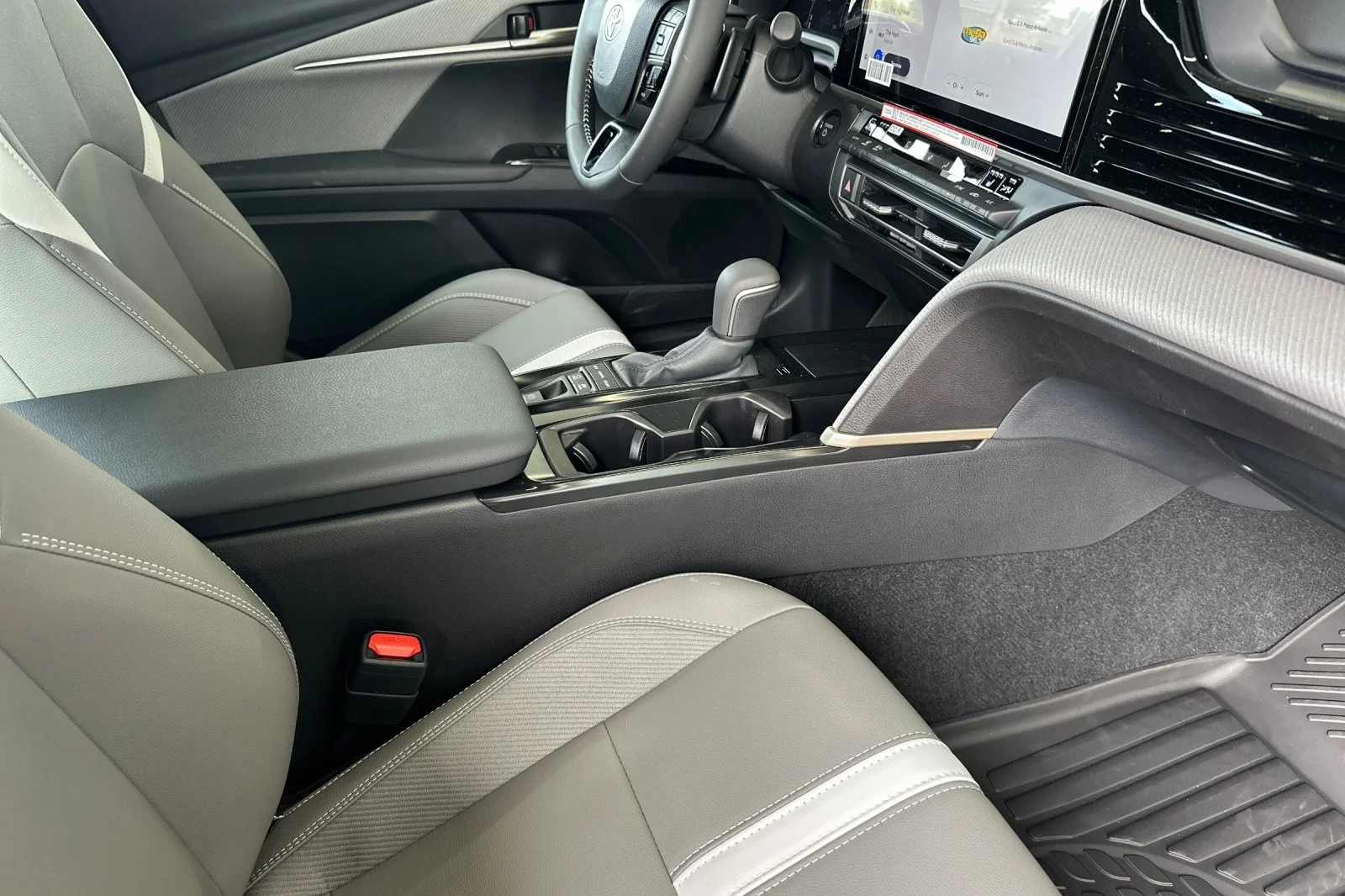 2026 Toyota Camry SE - Photo 14
