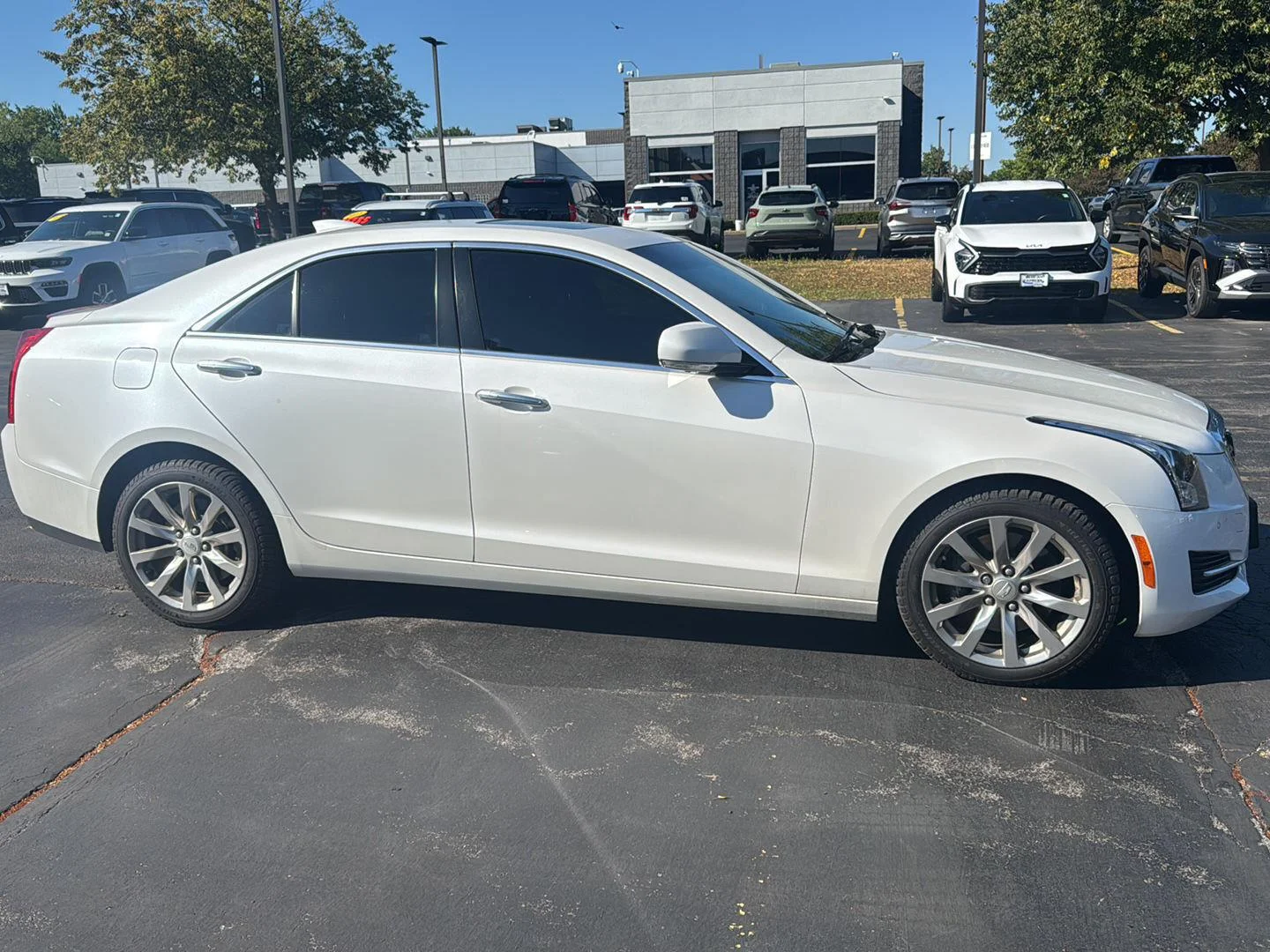 Used 2018 Crystal White Tricoat Cadillac Luxury AWD image 8