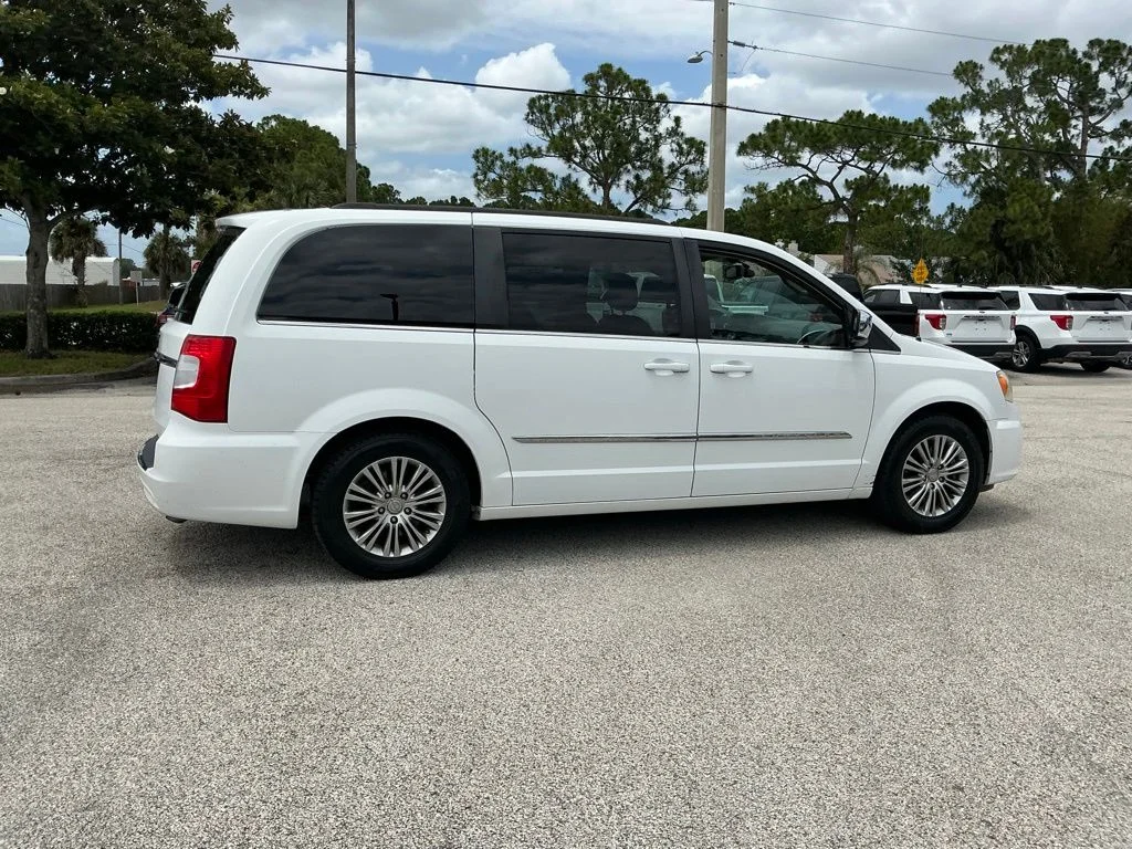 Used 2014 White Chrysler Touring-L image 19
