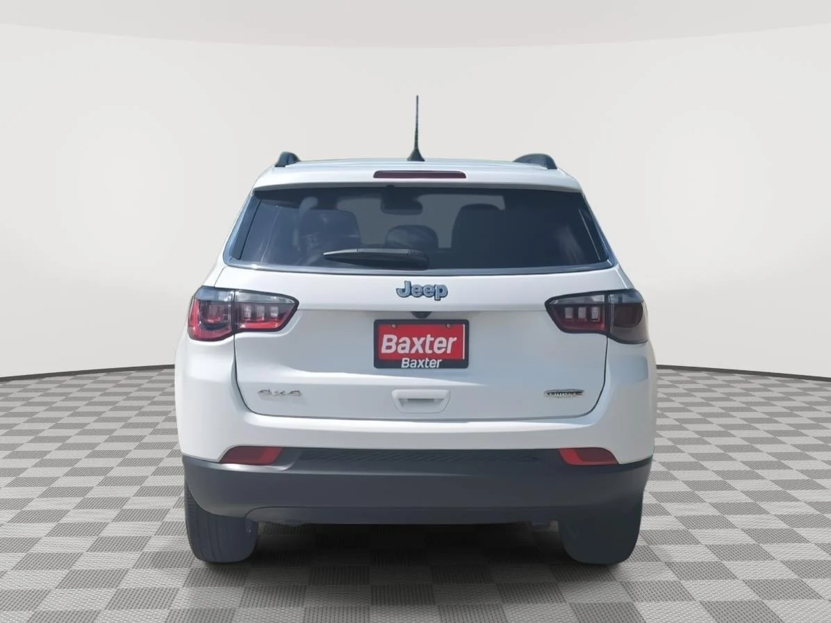 Used 2023  Jeep Latitude Lux image 6