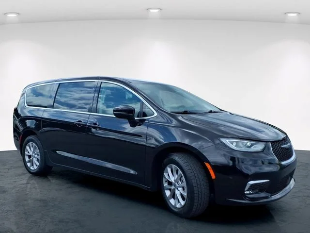 Used 2024 Black Chrysler Touring L image 5