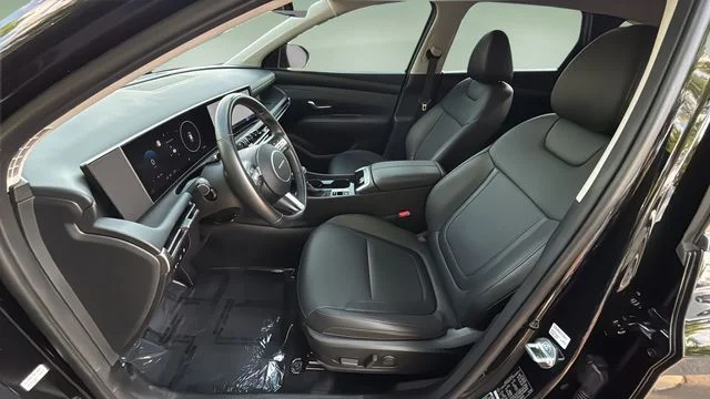 Used 2025 Black Hyundai SEL Convenience image 18