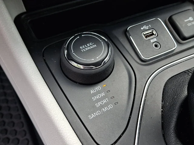 Used 2020 Red Jeep Latitude Plus image 23