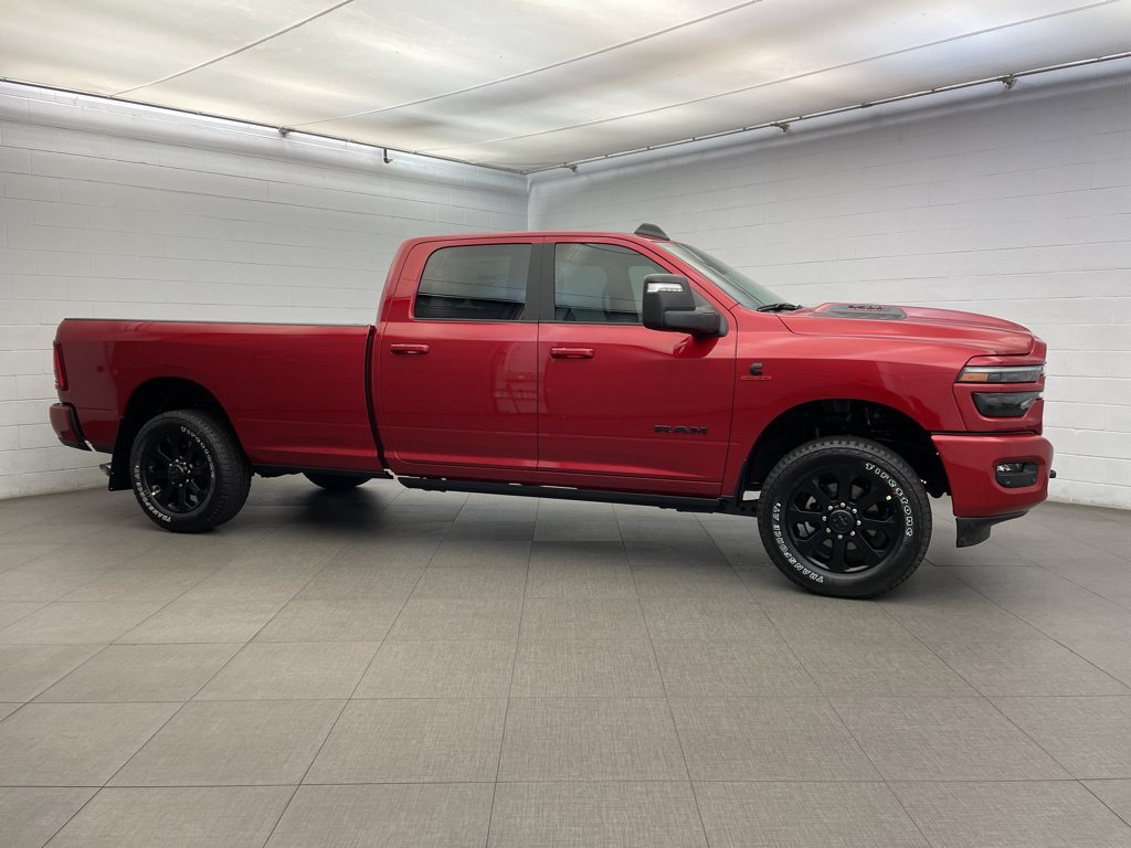 New 2026 Molten Red Pearl-Coat Exterior Paint RAM Laramie SRW image 2