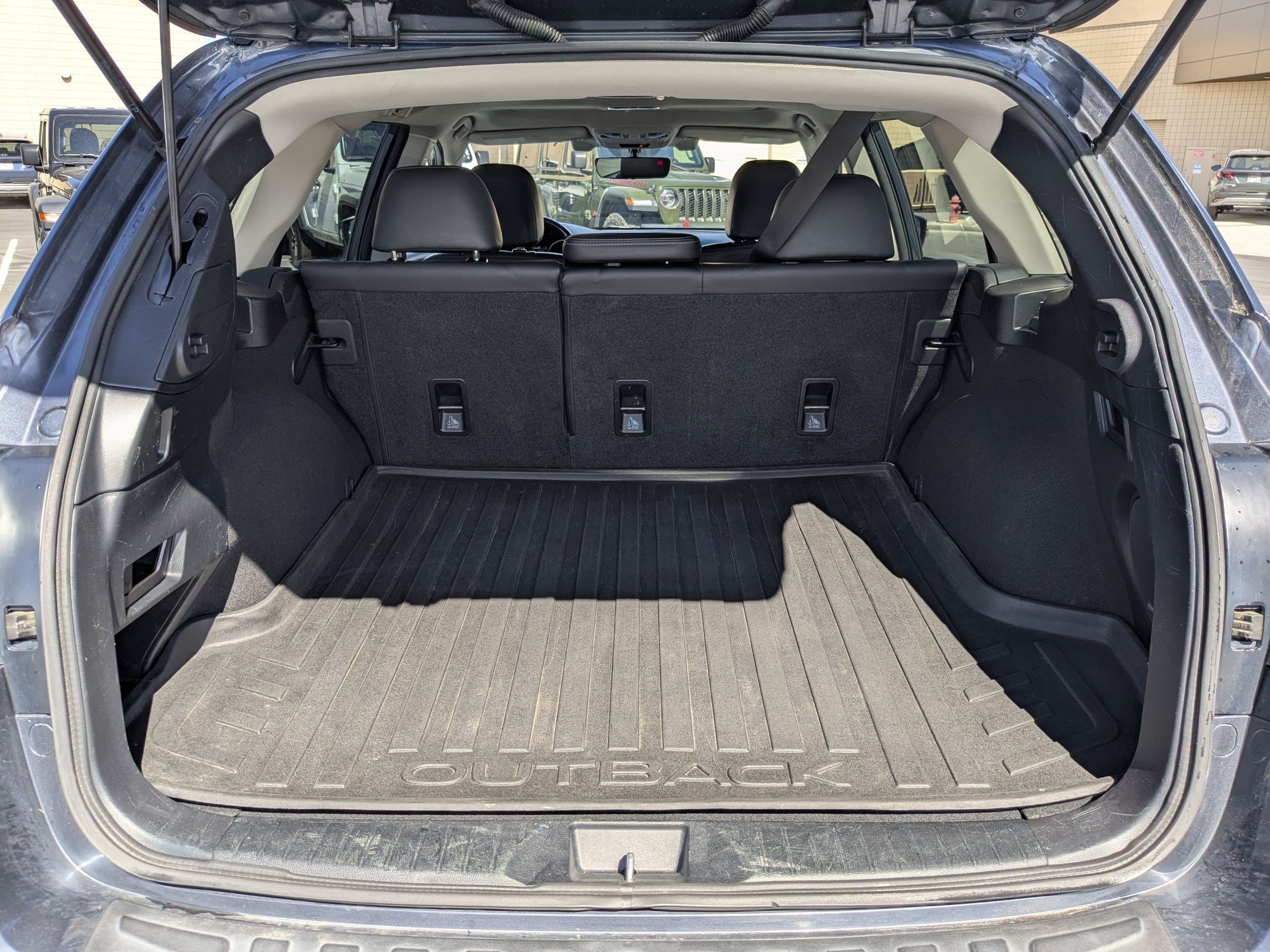 Used 2017 Carbide Gray Metallic Subaru Limited image 32