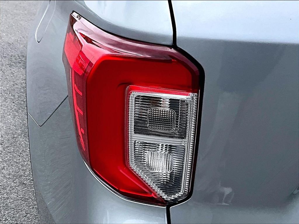 Used 2022 Silver Metallic Ford Base image 32
