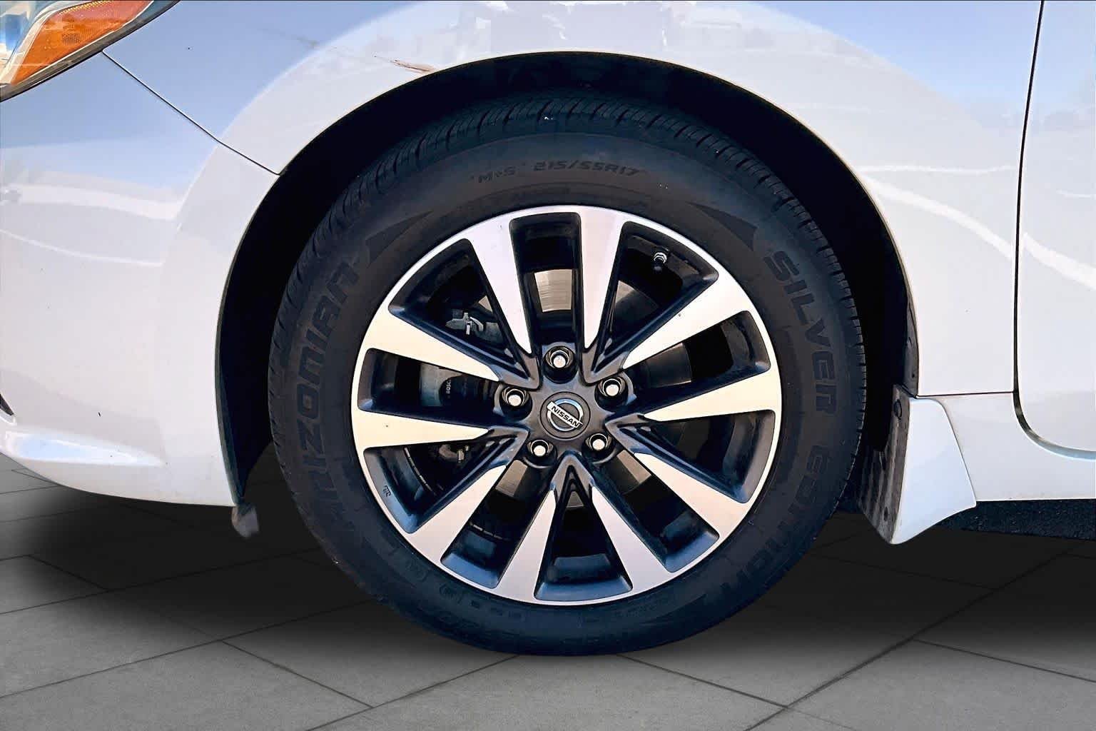 Used 2017 Pearl White Nissan 2.5 SV image 11