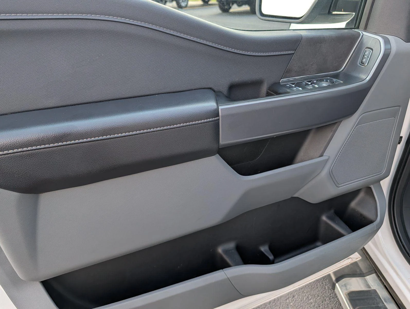 Used 2025 Oxford White Ford XLT image 15