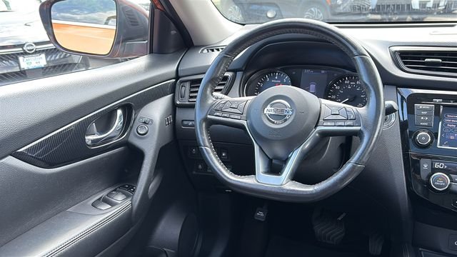 Used 2018 Orange Nissan SL image 25