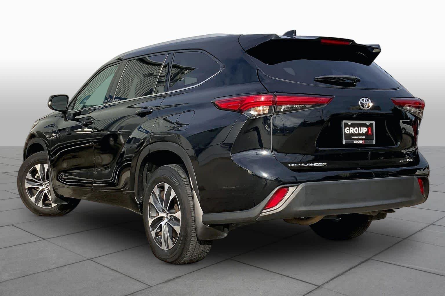 Used 2022 Midnight Black Metallic Toyota XLE image 10