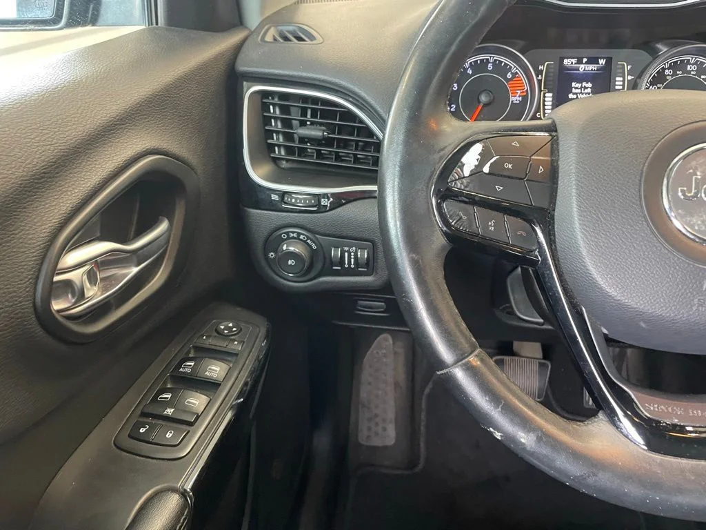 Used 2019 Gray Jeep Latitude Plus image 12