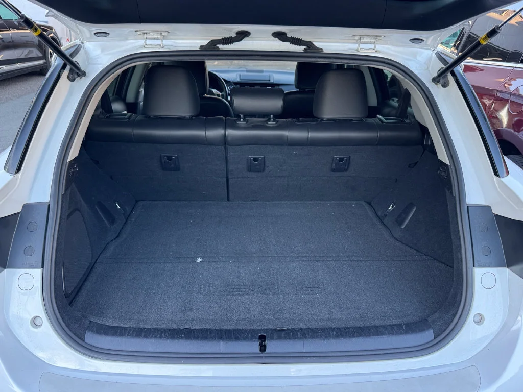 Used 2011 White Lexus 200h Premium image 4