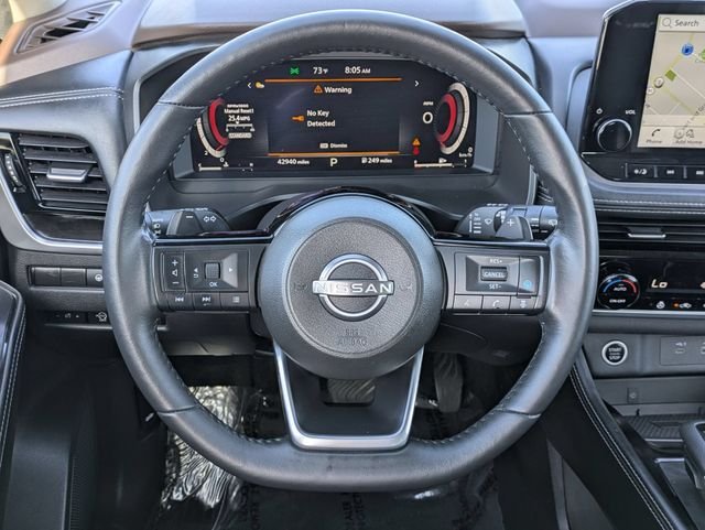 Used 2023 Pearl White Nissan Platinum image 9